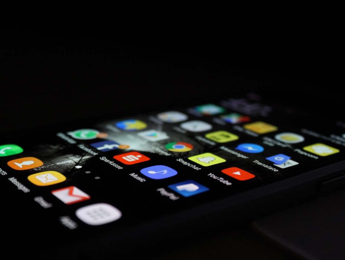 Smartphone screen displaying illuminated app icons in the dark, including Sparkasse, Snapchat, YouTube, Messenger, and Gmail.